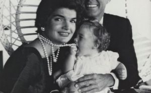 jackie-kennedy-onnasis-pearl-490x300